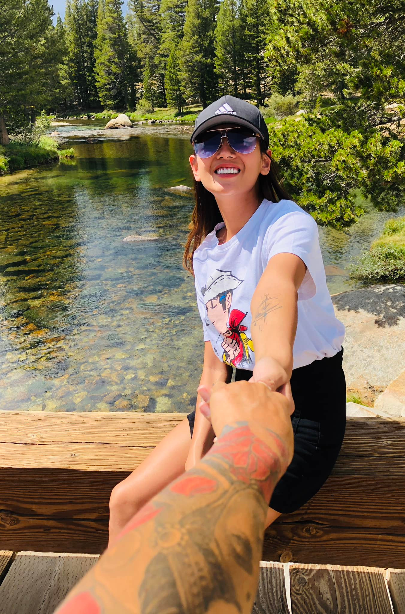 Á hậu Võ Hoàng Yến đăng tải ảnh nắm tay bạn trai Việt kiều tình tứ trong ngày Valentine.