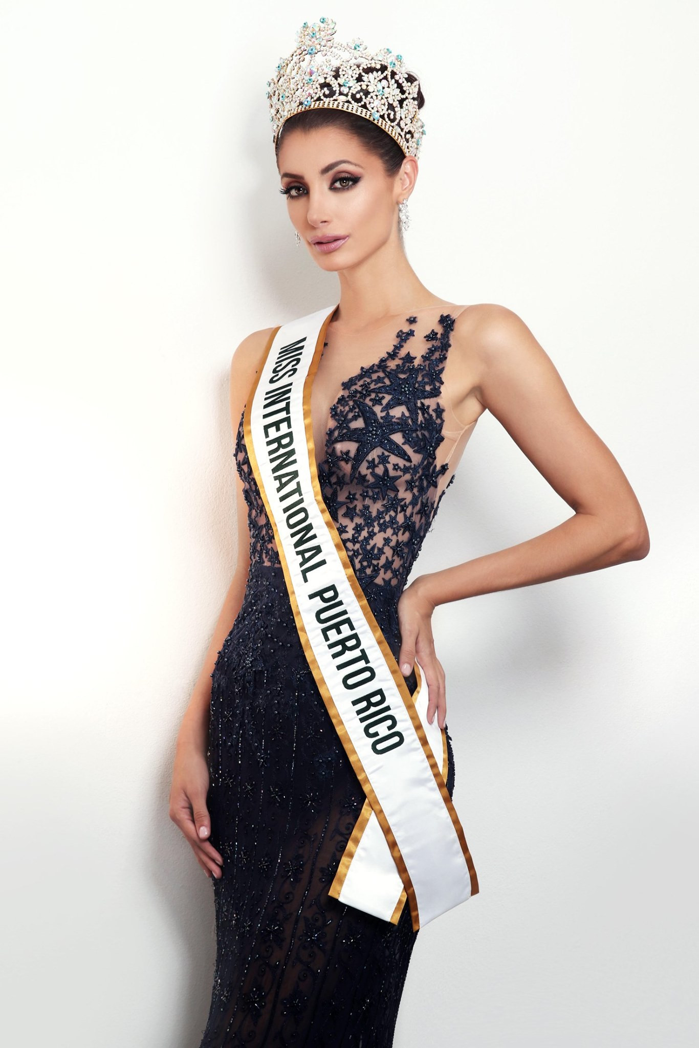 Ivana Carolina có lịch sử thi sắc đẹp ấn tượng. Thành tích cao nhất mà cô từng đạt được là top 15 Hoa hậu Quốc tế 2019.