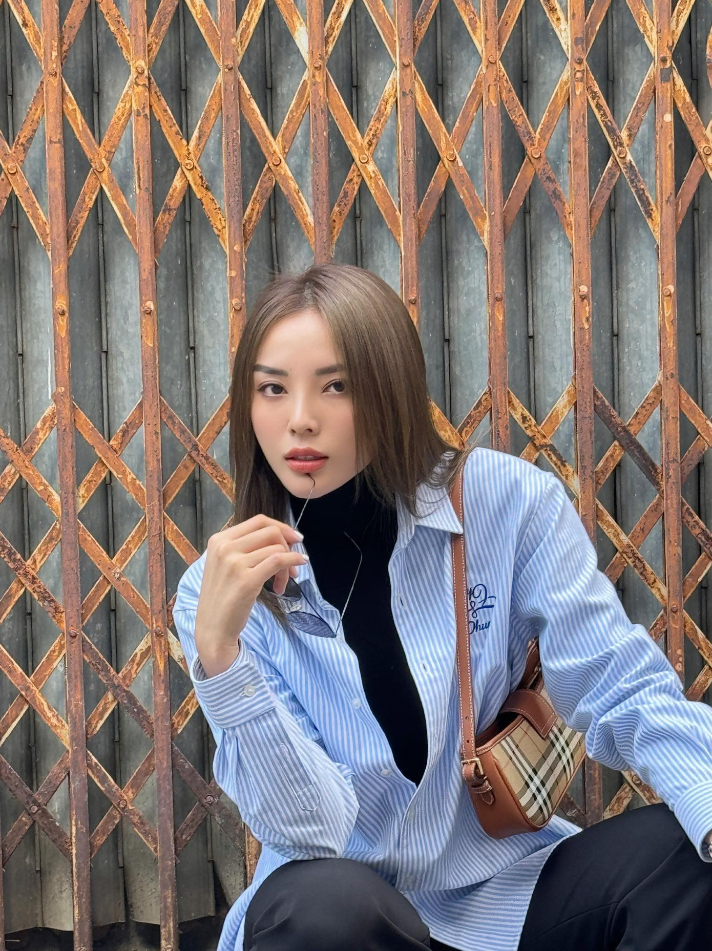 Hoa hậu Kỳ Duyên mặc trang phục phong cách menswear kín đáo khi đi chúc Tết. Hoa hậu Kỳ Duyên mặc trang phục phong cách menswear kín đáo khi đi chúc Tết.