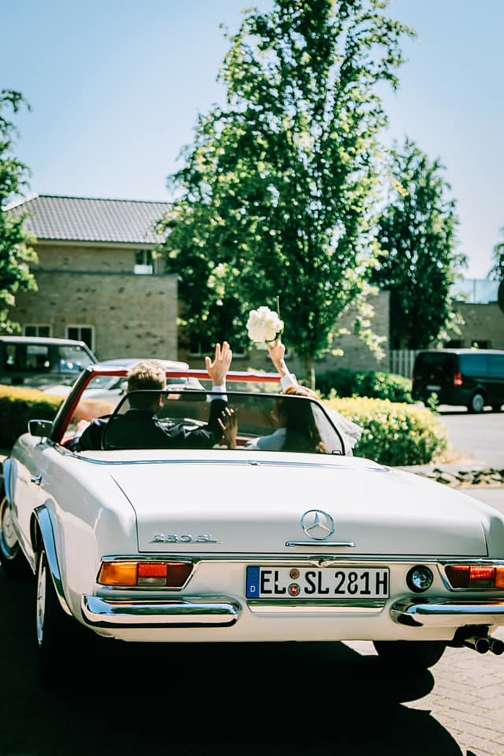 Người đẹp chia sẻ: "Chúc mừng ngày Valentine. Mong mình sau này, tay nắm chặt tay. Vượt qua giông bão, bình yên tháng ngày".