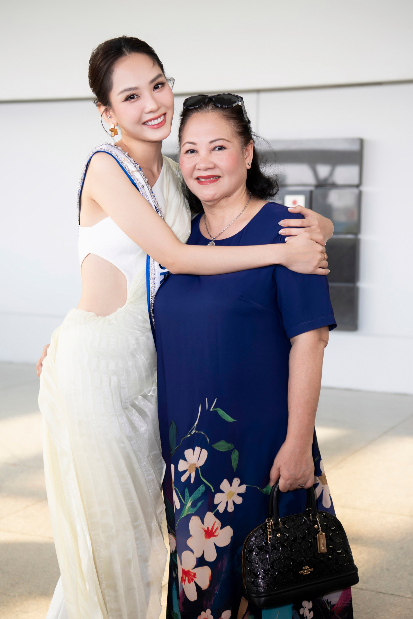 Mai Phương lưu luyến bên mẹ trước giờ lên máy bay.