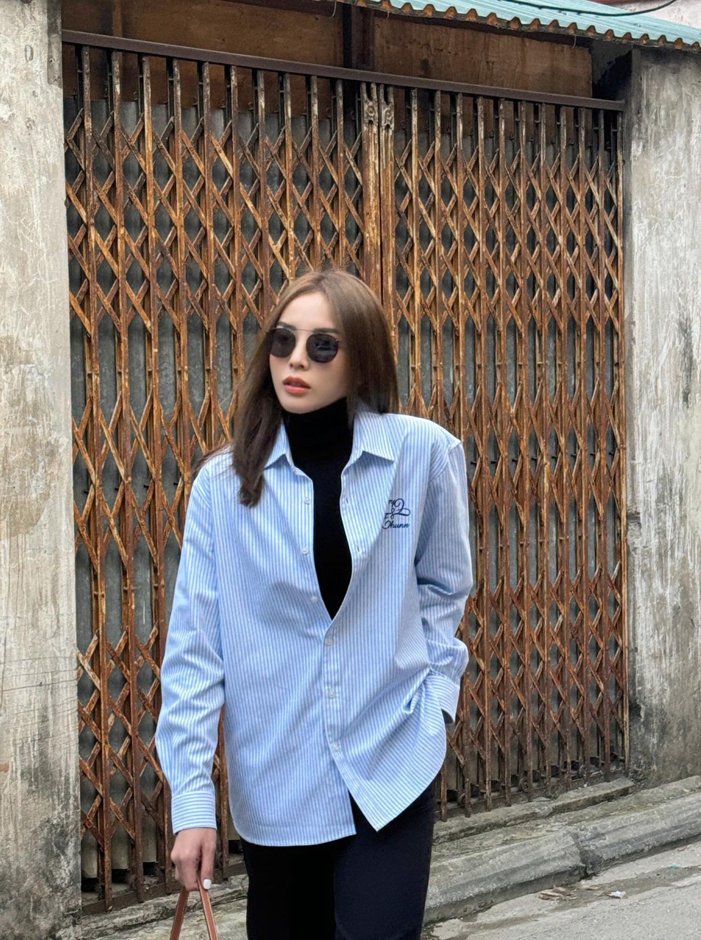 Hoa hậu Kỳ Duyên mặc trang phục phong cách menswear kín đáo khi đi chúc Tết. Hoa hậu Kỳ Duyên mặc trang phục phong cách menswear kín đáo khi đi chúc Tết.