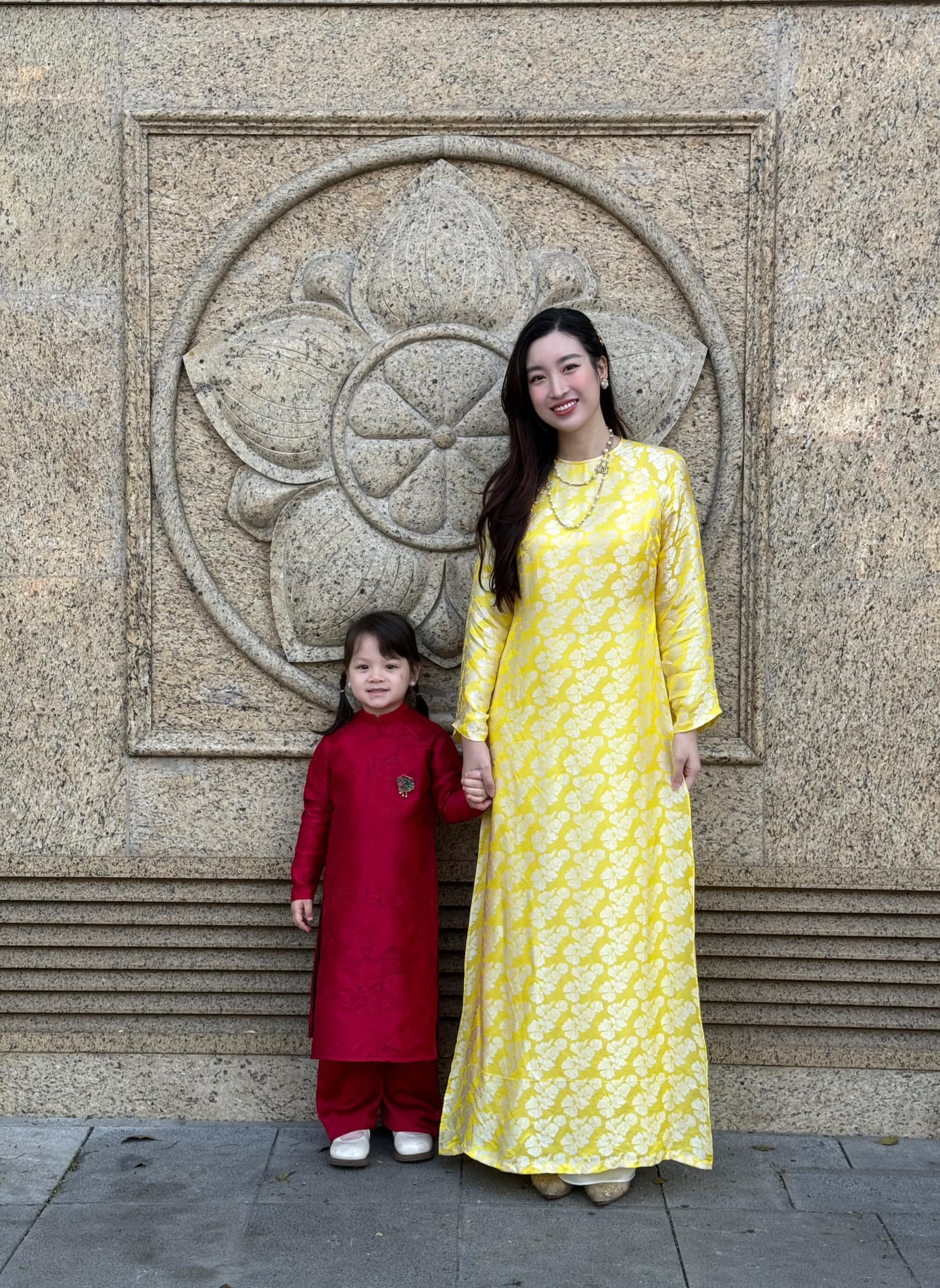 Hoa hậu Đỗ Mỹ Linh cùng ông xã diện áo dài đi chúc Tết trong ngày mùng 2. Người đẹp hào hứng chụp ảnh cùng con gái và cháu trước cửa nhà ngày Tết.