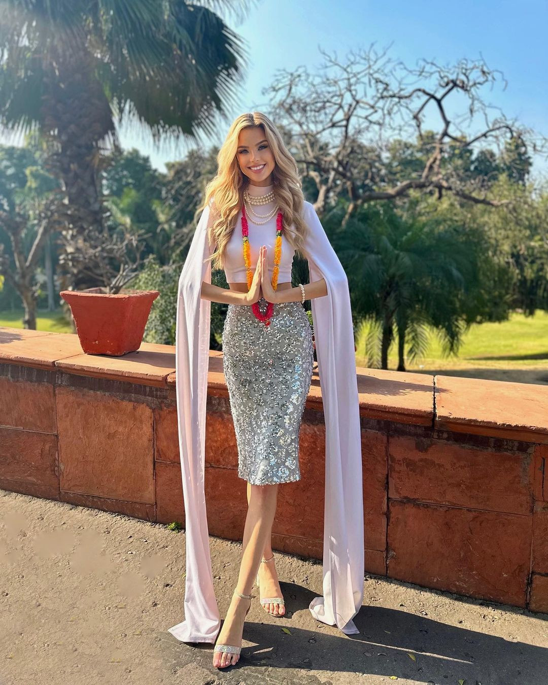 Đại diện Cộng hoà Czech - Krystyna Pyszkova chia sẻ hình ảnh sau khi đặt chân tới Ấn Độ. Cô có chiều cao nổi bật, gương mặt xinh đẹp, được đánh giá là ứng viên sáng giá của khu vực châu Âu.