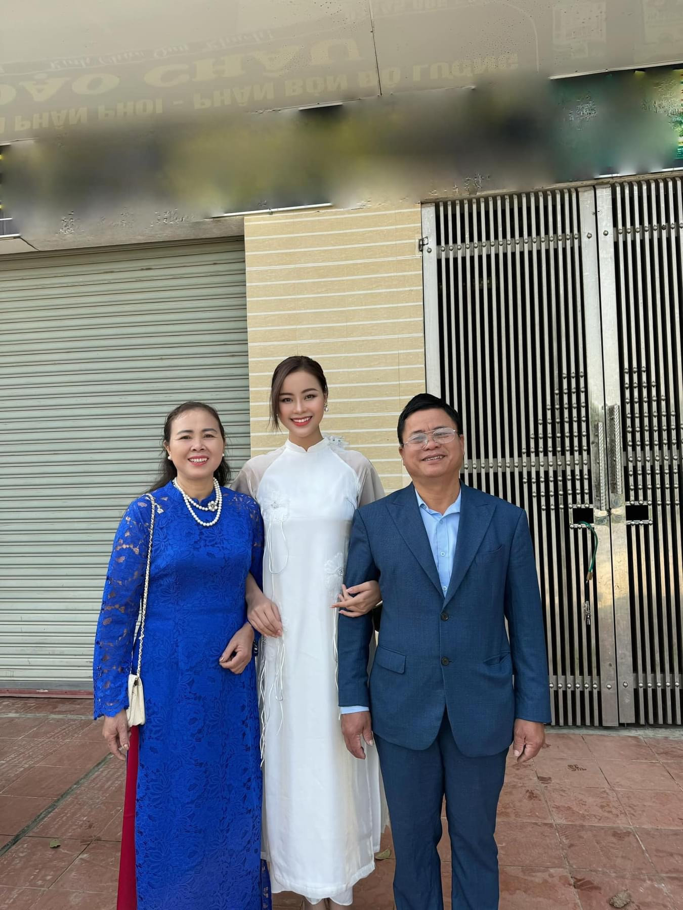 Hai chị em Á hậu Đào Hà, Đào Hiền diện áo dài đi chúc Tết người thân.