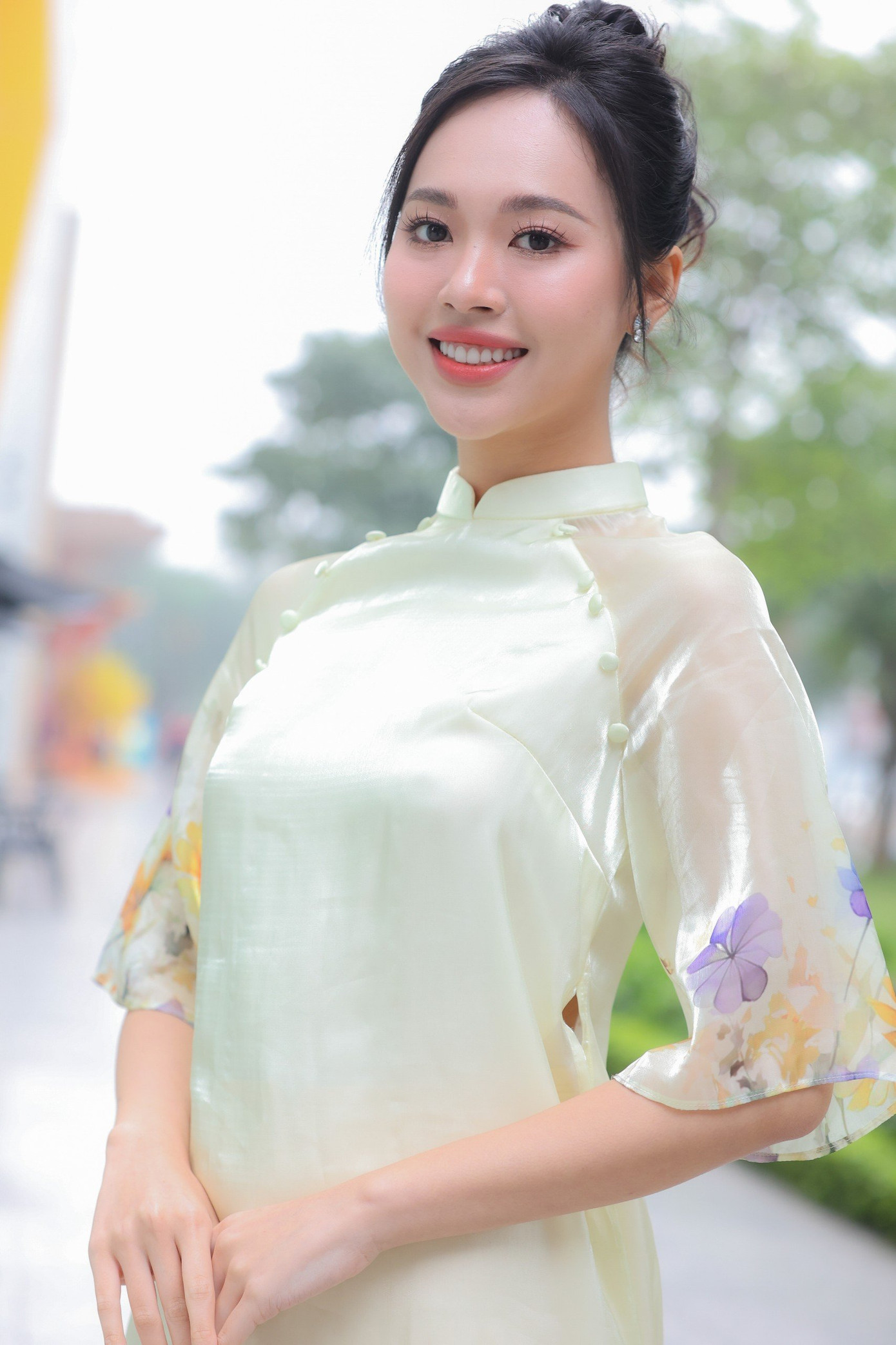 Là một người trẻ, Thùy Linh ủng hộ xu hướng đi du lịch đón Tết. Tuy nhiên, cô cũng như gia đình luôn gìn giữ những nét truyền thống. "Với tôi, Tết là dịp hiếm hoi trong năm để con cái quây quần bên ông bà, cha mẹ. Nếu đi du lịch, chúng ta nên kết hợp việc đưa cả gia đình cùng đi. Như vậy, sẽ vừa tận hưởng cảm giác đón Tết ở một nơi xa, lại được quây quần bên gia đình", cô nói.