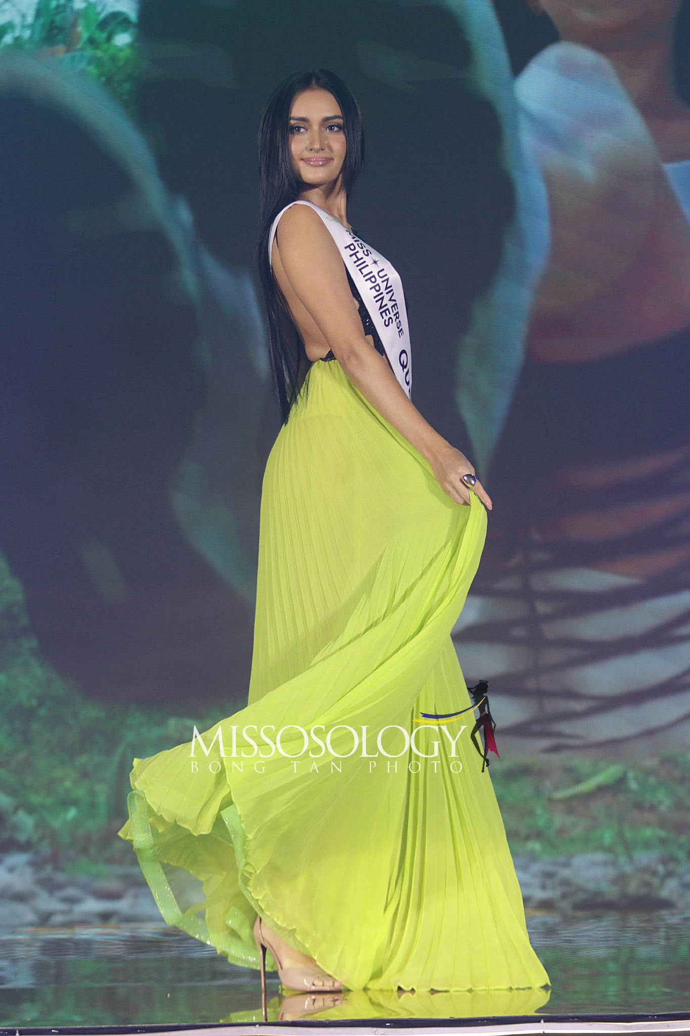 Ngày 18/2 đã diễn ra cuộc họp báo khởi động cuộc thi Hoa hậu Hoàn vũ Philippines 2024. 55 thí sinh đại diện cho các tỉnh, thành phố của Philippines diện trang phục lộng lẫy khoe dáng trên sân khấu. Người đẹp Ahtisa Manalo - Á hậu 1 Hoa hậu Quốc tế 2018 gây chú ý khi xuất hiện ở sự kiện, cô đại diện tỉnh Quezon ở cuộc thi năm nay. Ahtisa Manalo sinh năm 1997 tại Candelaria, Quezon, cao 1,73 m, thân hình quyến rũ. Cô từng tham gia cuộc thi Binibining Pilipinas - Hoa hậu Philippines 2018 và dừng chân ở vị trí Á hậu 2. Ahtisa Manalo sau đó đại diện Philippines tham dự cuộc thi Hoa hậu Quốc tế 2028 tại Nhật Bản, giành vị trí Á hậu 1.