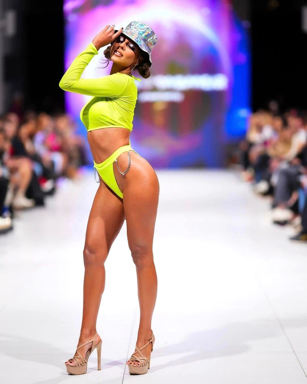 Ngày 11/2, đương kim Hoa hậu Hòa bình Quốc tế Luciana Fuster tham gia trình diễn với tư cách người mẫu cho một thương hiệu đồ tắm tại Tuần lễ thời trang New York 2024. Người đẹp Peru trình diễn mẫu áo tắm đi biển tông màu vàng nổi bật, khoe đường cong nóng bỏng.