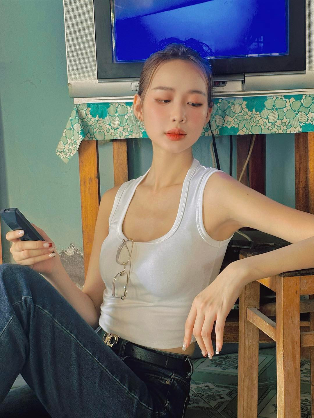 Hoa hậu Bảo Ngọc mặc áo ba lỗ cá tính, năng động trong ngày Tết.