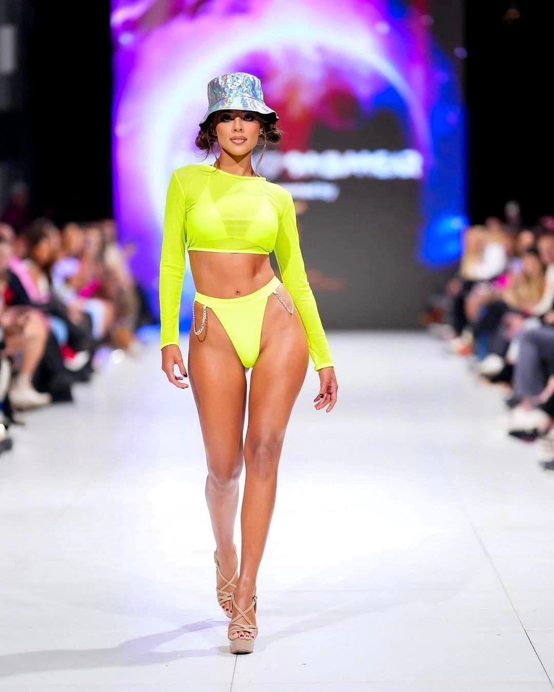 Ngày 11/2, đương kim Hoa hậu Hòa bình Quốc tế Luciana Fuster tham gia trình diễn với tư cách người mẫu cho một thương hiệu đồ tắm tại Tuần lễ thời trang New York 2024. Người đẹp Peru trình diễn mẫu áo tắm đi biển tông màu vàng nổi bật, khoe đường cong nóng bỏng.