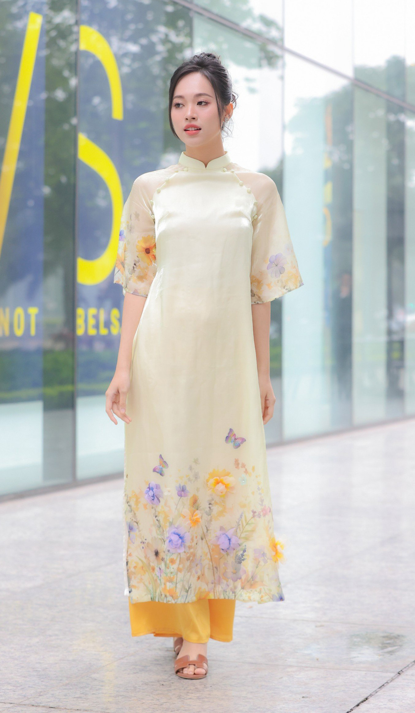 Á hậu Trịnh Thùy Linh đã có những chia sẻ với Tiền Phong về một năm 2023. Người đẹp xuất hiện nền nã, thanh lịch trong trang phục áo dài hoạ tiết hoa cỏ mùa xuân.