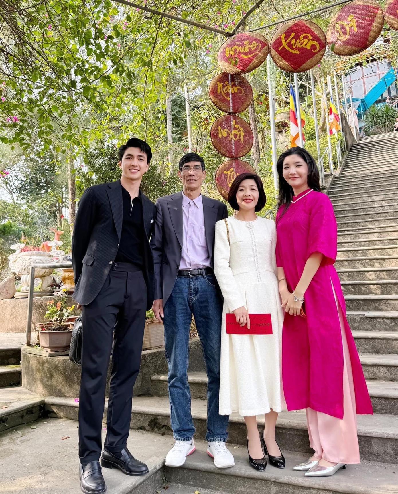 Á hậu Phương Nga và chồng - diễn viên Bình An đi du xuân trong ngày Mùng 2 Tết.