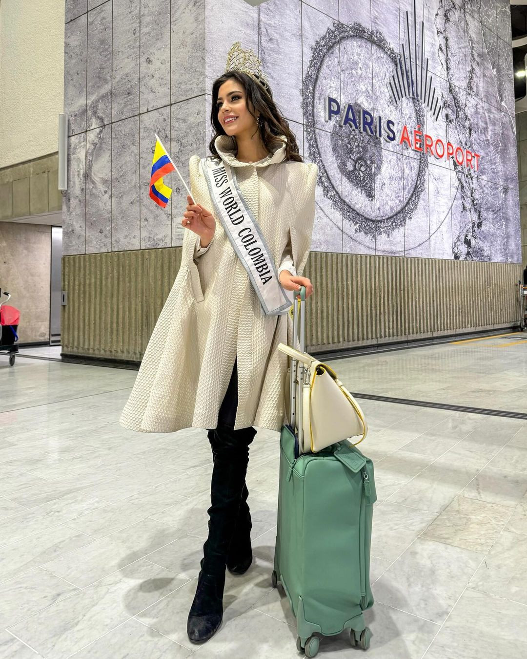 Ngày 16/2, người đẹp Colombia - Camila Pinzon đã sang Ấn Độ để dự thi Hoa hậu Thế giới lần thứ 71. Cô diện trang phục kín đáo, thanh lịch ở sân bay. Camila Pinzon đang là thí sinh được khán giả và các diễn đàn sắc đẹp yêu thích, dự đoán giành vị trí cao tại cuộc thi năm nay.