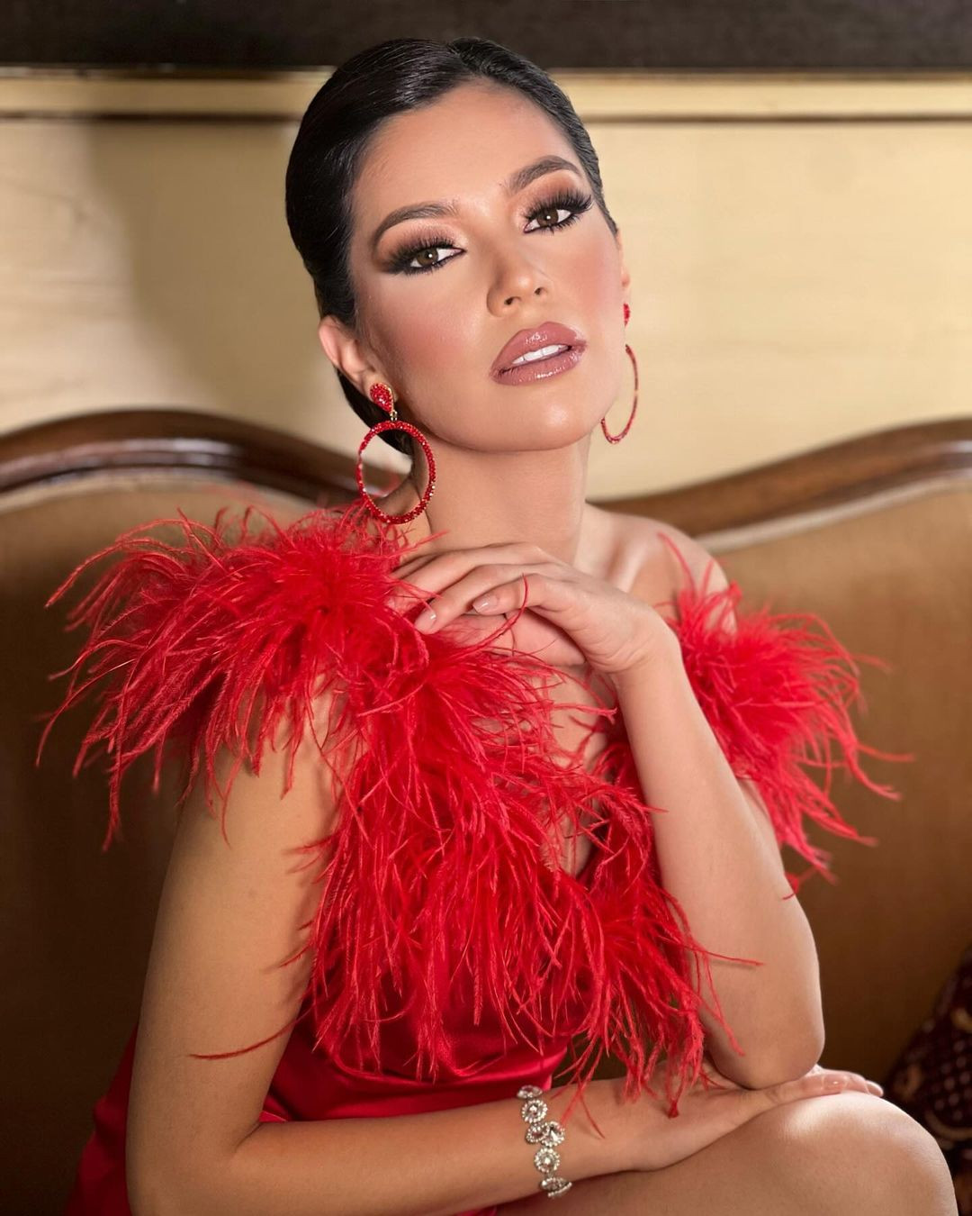 Camila có khả năng nói được 5 thứ tiếng: Pháp, Anh, Italia, Đức và Tây Ban Nha. Đây được xem là lợi thế lớn của cô khi tham gia đấu trường sắc đẹp quốc tế.