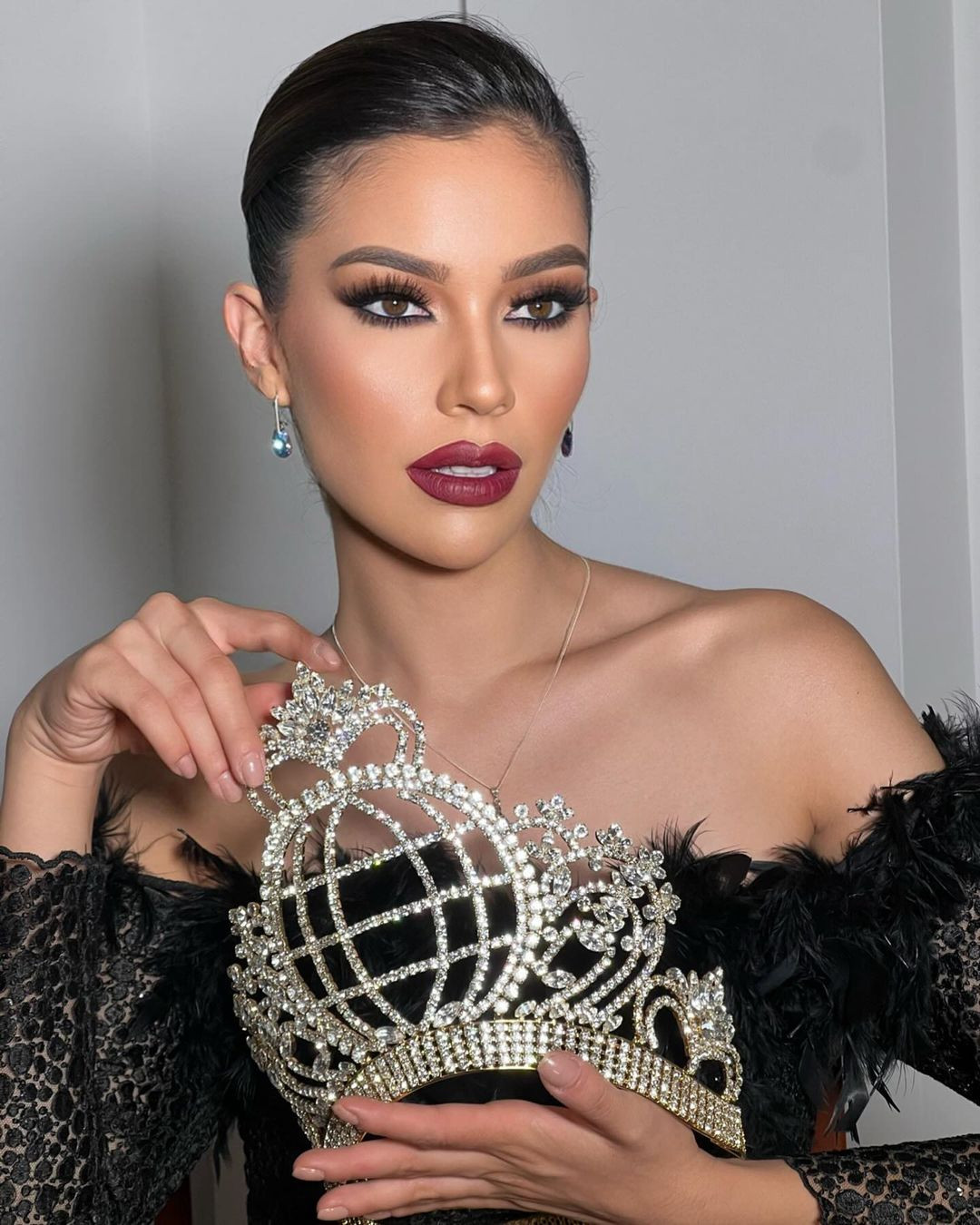 Camila Pinzon năm nay 27 tuổi, cao 1,73 m, đăng quang Miss World Colombia 2022.