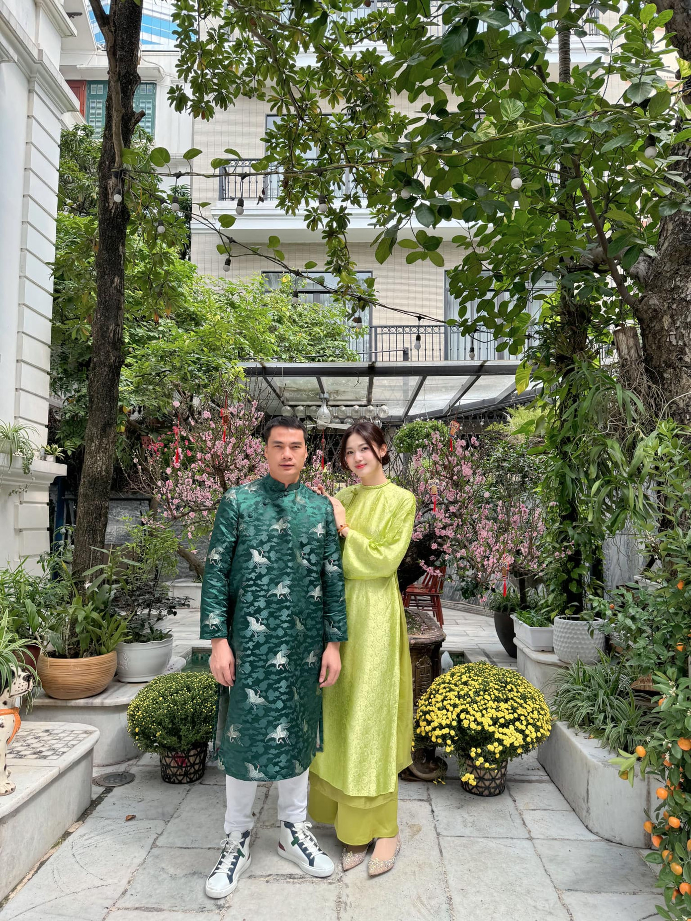 Á hậu Thanh Tú cùng chồng mặc áo dài khi dẫn các con đi chúc Tết ngày đầu năm mới Giáp Thìn. Á hậu Thanh Tú cùng chồng mặc áo dài khi dẫn các con đi chúc Tết ngày đầu năm mới Giáp Thìn.