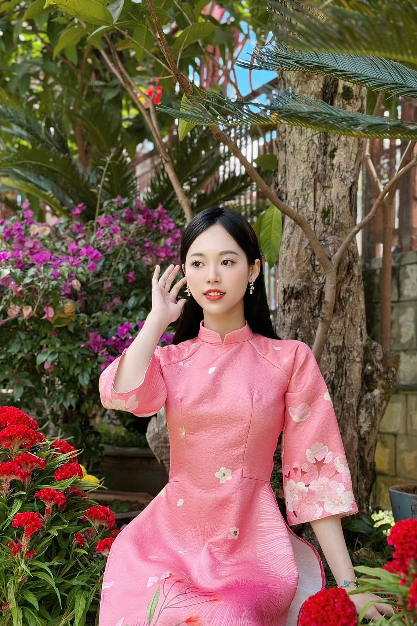 Á hậu Trịnh Thùy Linh diện áo dài tông hồng ngọt ngào, khoe nhan sắc dịu dàng. Á hậu Trịnh Thùy Linh diện áo dài tông hồng ngọt ngào, khoe nhan sắc dịu dàng.