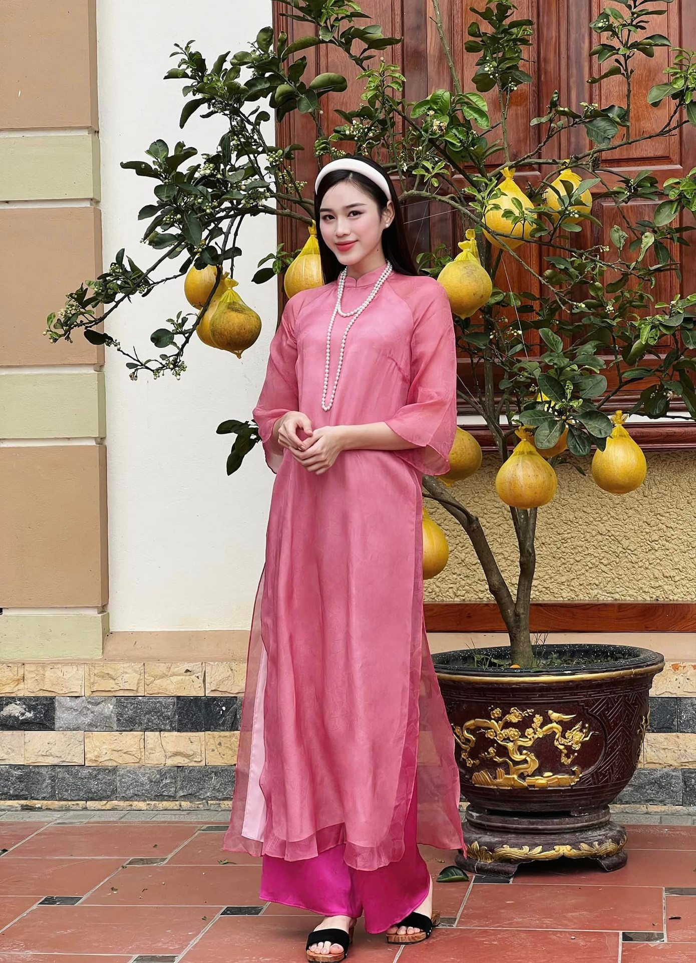 Hoa hậu Đỗ Thị Hà diện áo dài, khăn đóng tông màu hồng nền nã khi tiếp khách đến chúc Tết ngày đầu năm. Người đẹp trang điểm nhẹ nhàng, khéo léo phối cùng phụ kiện vòng ngọc trai sang trọng. Hoa hậu Đỗ Thị Hà diện áo dài, khăn đóng tông màu hồng nền nã khi tiếp khách đến chúc Tết ngày đầu năm. Người đẹp trang điểm nhẹ nhàng, khéo léo phối cùng phụ kiện vòng ngọc trai sang trọng.