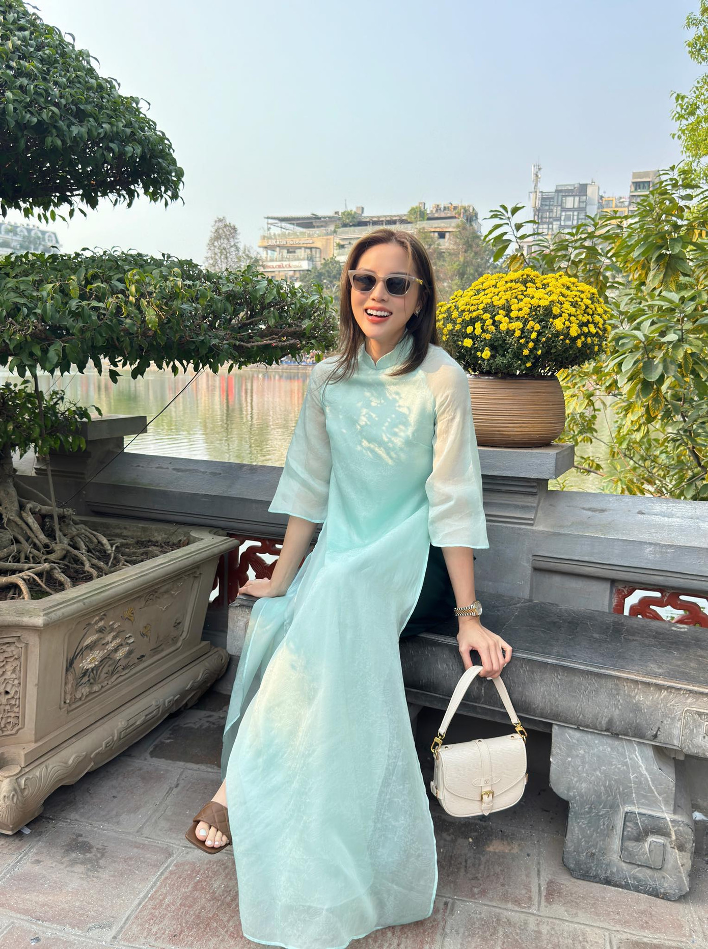 Hoa hậu Kỳ Duyên và mẹ mặc áo dài đi vãn cảnh chùa ngày đầu năm mới ở Hà Nội. Hoa hậu Kỳ Duyên và mẹ mặc áo dài đi vãn cảnh chùa ngày đầu năm mới ở Hà Nội.