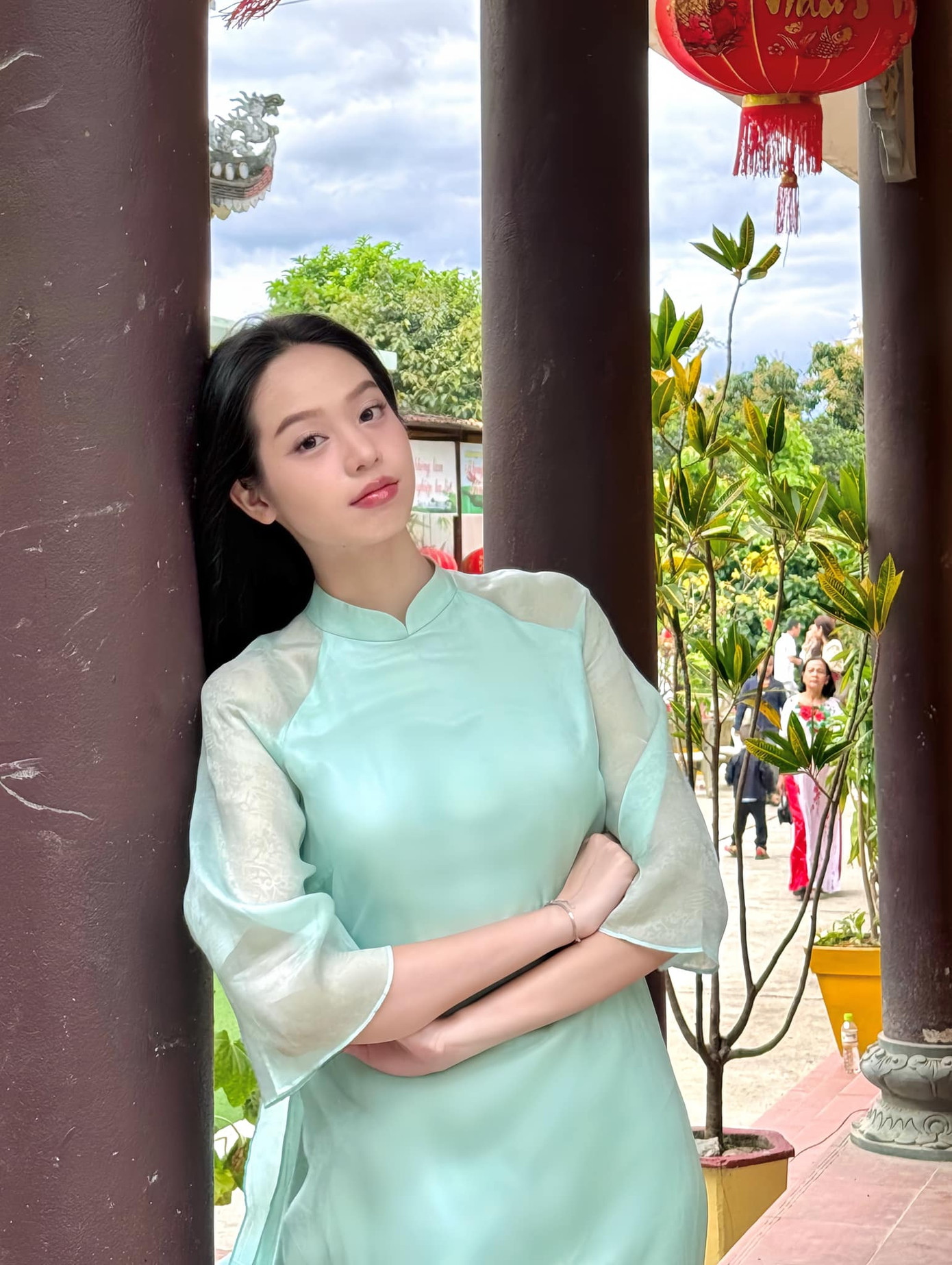 Đương kim Hoa hậu Việt Nam 2022 Huỳnh Thị Thanh Thủy mặc áo dài tông màu xanh pastel nhẹ nhàng đi lễ chùa trong ngày Mùng 1 Tết. Đương kim Hoa hậu Việt Nam 2022 Huỳnh Thị Thanh Thủy mặc áo dài tông màu xanh pastel nhẹ nhàng đi lễ chùa trong ngày Mùng 1 Tết.