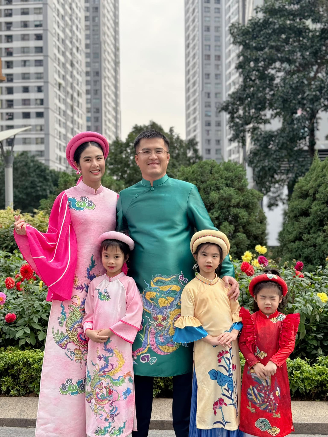 Theo thông lệ, Hoa hậu Ngọc Hân cùng chồng và đại gia đình mặc áo dài khi gặp gỡ trong ngày Mùng 1 Tết. Theo thông lệ, Hoa hậu Ngọc Hân cùng chồng và đại gia đình mặc áo dài khi gặp gỡ trong ngày Mùng 1 Tết.