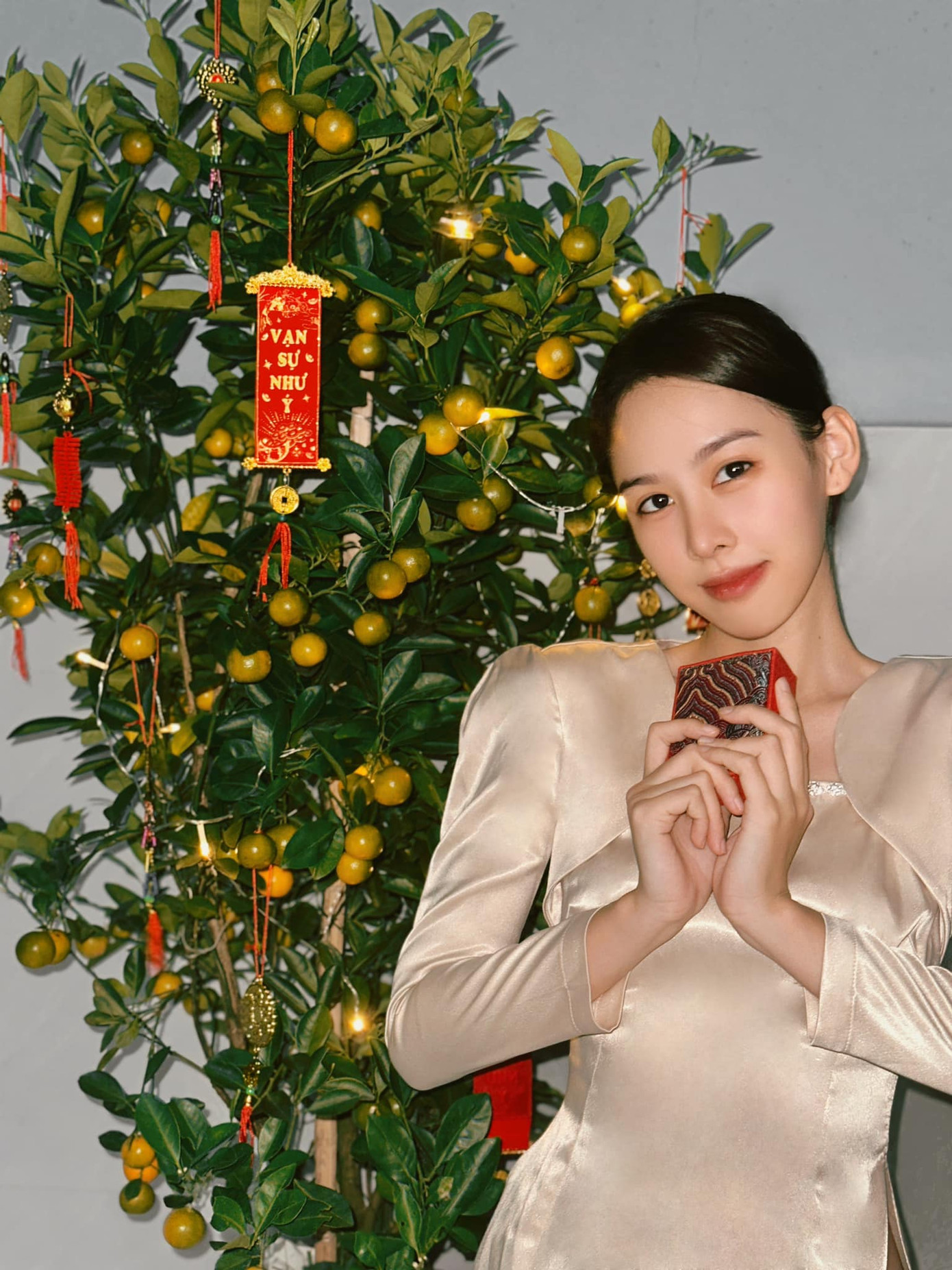 Á hậu Ngọc Hằng khoe lì xì trong ngày Mùng 1 Tết. Á hậu Ngọc Hằng khoe lì xì trong ngày Mùng 1 Tết.