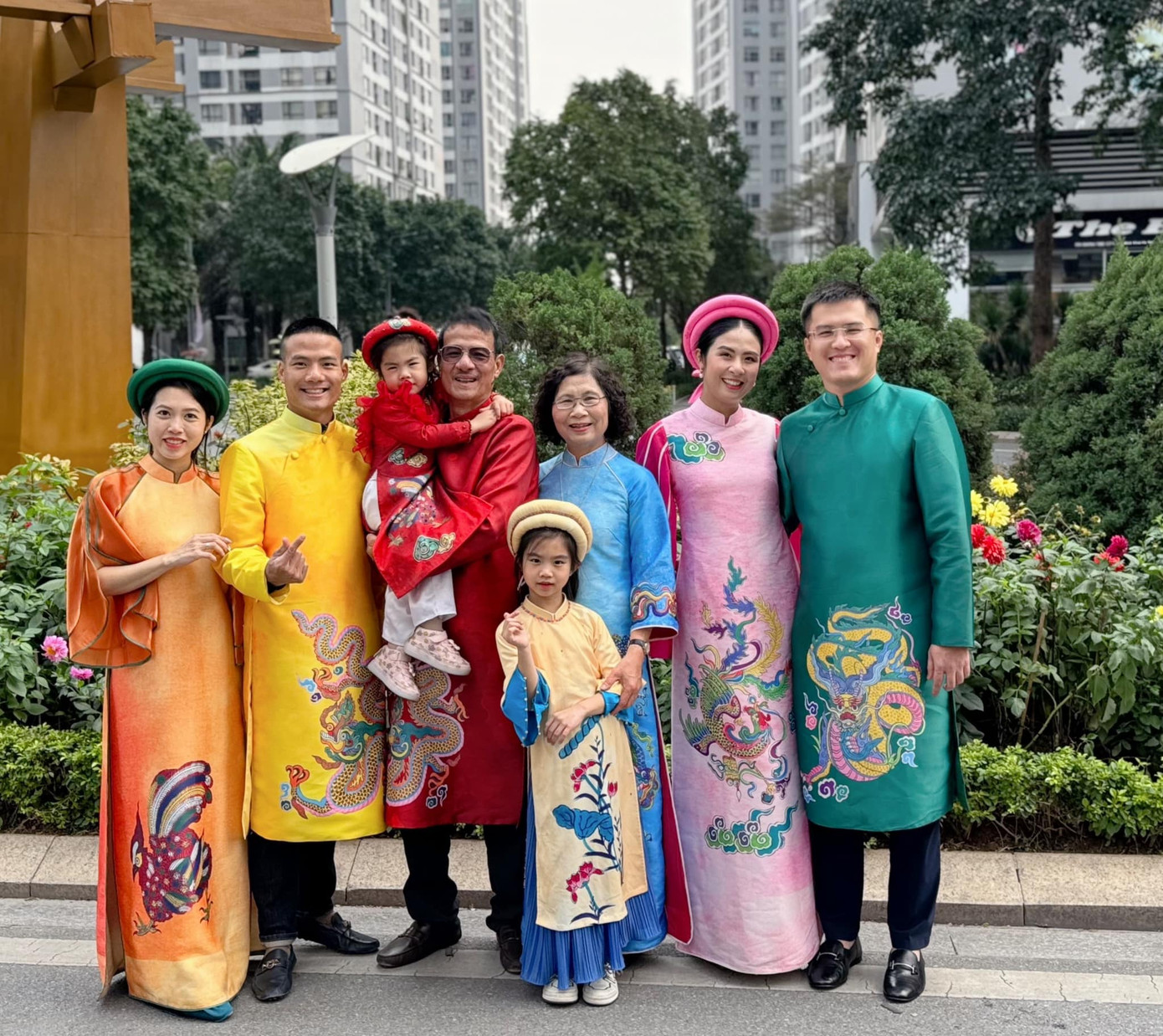 Theo thông lệ, Hoa hậu Ngọc Hân cùng chồng và đại gia đình mặc áo dài khi gặp gỡ trong ngày Mùng 1 Tết. Theo thông lệ, Hoa hậu Ngọc Hân cùng chồng và đại gia đình mặc áo dài khi gặp gỡ trong ngày Mùng 1 Tết.