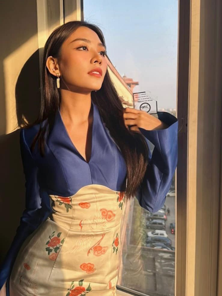 Trong ngày đầu hoạt động ở Ấn Độ, Mai Phương chọn bộ váy hoa nhẹ nhàng, thanh lịch.