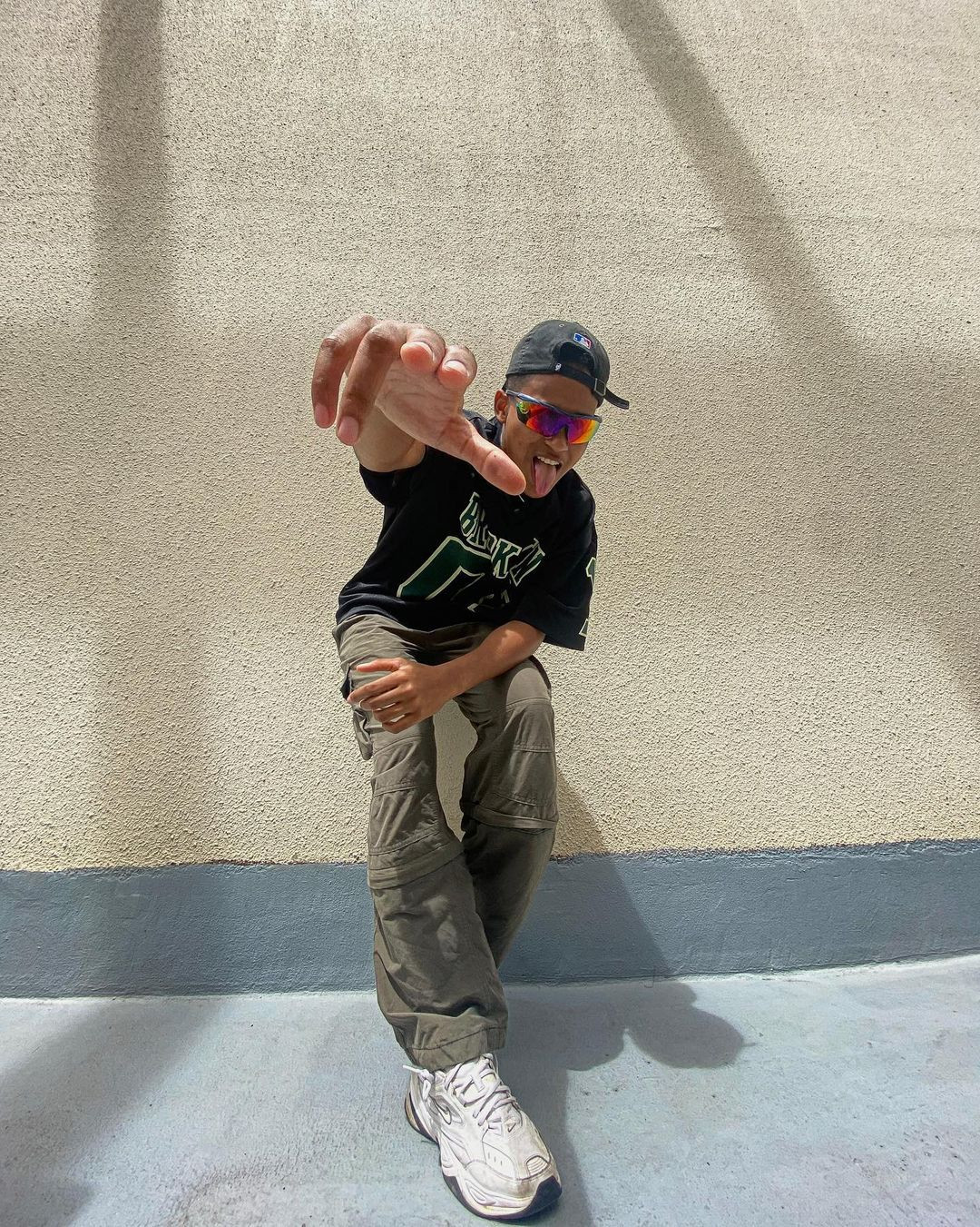 Cô thường xuyên ăn mặc giống nam giới khi xuống phố. Người đẹp cũng thích tạo dáng ngầu, cá tính giống đàn ông khi chụp ảnh.