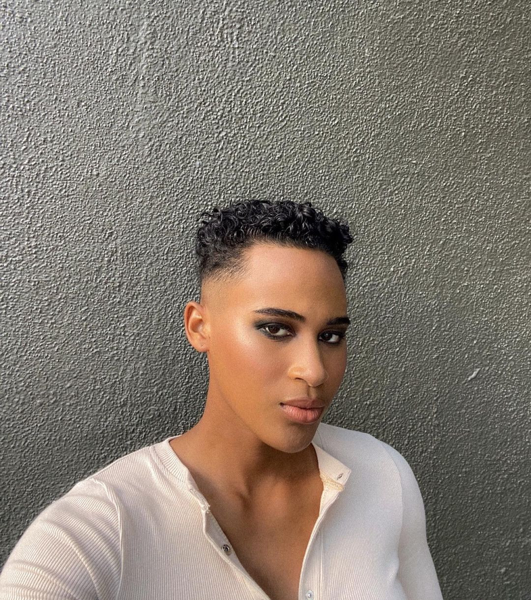 Nhiều người cho rằng gương mặt của Alexie Mae Brooks quá nam tính còn vóc dáng thì thô kệch. Thậm chí có khán giả còn nói khi nhìn Alexie Mae Brooks, họ không thể phân biệt được cô là nam hay nữ.