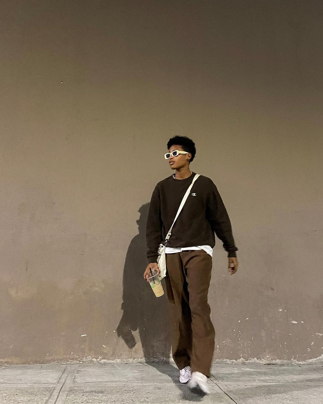 Ngoài đời, người đẹp yêu thích phong cách menswear năng động, cá tính.