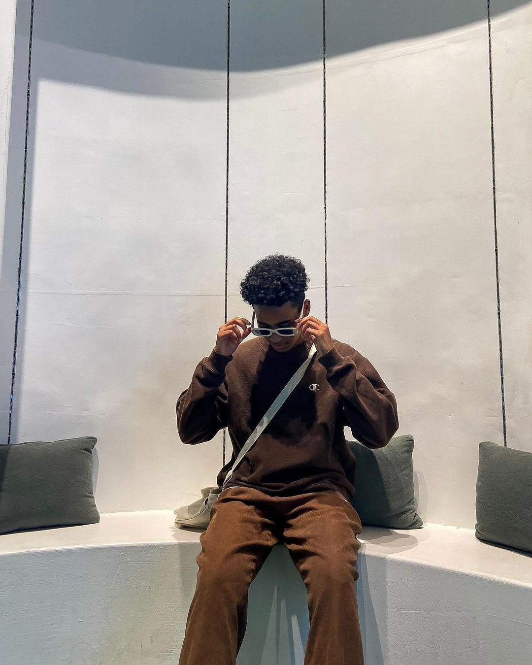 Ngoài đời, người đẹp yêu thích phong cách menswear năng động, cá tính.