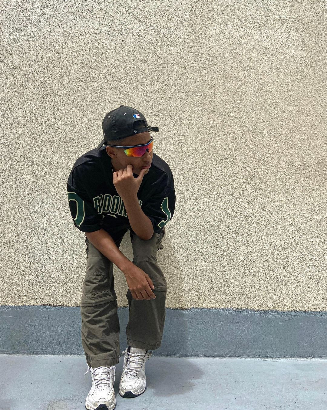 Cô thường xuyên ăn mặc giống nam giới khi xuống phố. Người đẹp cũng thích tạo dáng ngầu, cá tính giống đàn ông khi chụp ảnh.