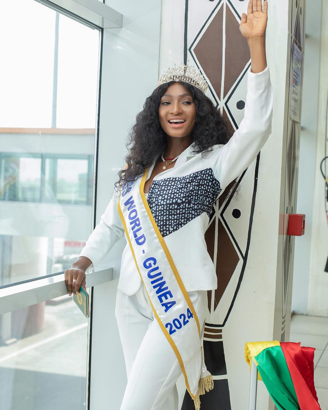 Đại diện Guinea - Makia Bamba lên đường sang Ấn Độ dự thi Hoa hậu Thế giới. Người đẹp 25 tuổi, có chiều cao nổi bật 1,8 m, đang học chuyên ngành Quản lý khách sạn.