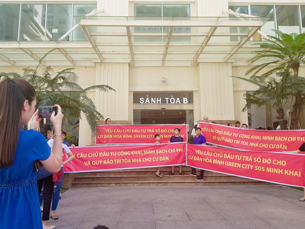 Người dân chung cư 'dát vàng' đội nắng 40 độ tố chủ đầu tư 'om' sổ đỏ ảnh 4