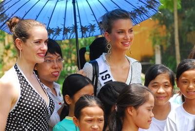 Ôm các em nhỏ của làng trẻ Birla và cùng vui thích xem các em biểu diễn. HH Shunit Faragi dạy các em làng trẻ Birla điệu nhảy của đất nước mình. "Chúng ta cùng hát và nhảy nhé". Shunit và Efrat cùng hát một bài hát thiếu nhi Israel. HH Israel kể cho các em ở làng trẻ Birla câu chuyện "Người đàn bà và cây kim đan kì diệu" Các em chăm chú nghe cô đọc. 3 bình nóng lạnh được tặng cho trẻ em của Làng Birla, Hà Nội. Đích thân Hoa hậu Israel Shunit Faragi trao quà tận tay cho các em thiệt thòi. Kí tặng sách cho các em. Hoa hậu Israel đã từng tham gia vị trí tiền vệ cho một đội bóng khá chuyên nghiệp ở quốc gia này. Cô đã thử vài "chiêu" cho các em và phóng viên xem. Trước lúc chia tay với các em làng trẻ Birla, Hà Nội, trưa ngày 18/7/2008.