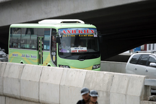 Lần lượt từng xe xuống đường Nguyễn Xiển, Khuất Duy Tiến để chạy về bến xe Mỹ Đình chứ không đi đường trên cao như quy định.