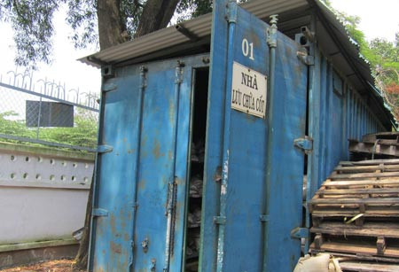 Những bịch tro cốt của những người vô thừa nhận được xếp chồng lên nhau. Những bịch tro cốt của những người vô thừa nhận được xếp chồng lên nhau