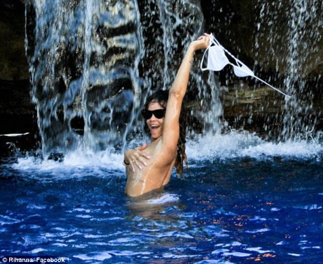 Nữ ca sĩ đến từ Barbados tinh nghịch cởi áo ngực khi đi nghỉ mát tại Hawaii