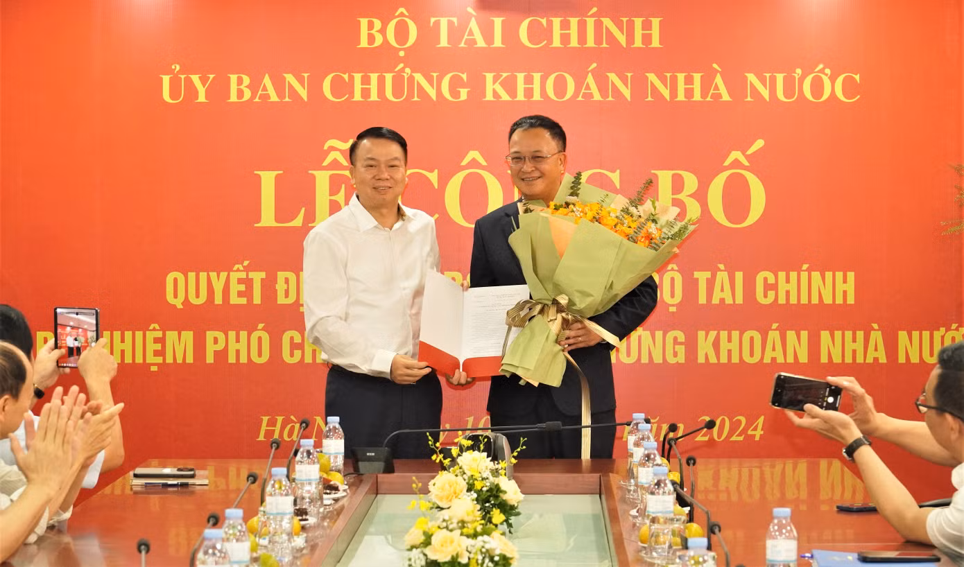 Thứ trưởng Nguyễn Đức Chi trao quyết định bổ nhiệm Phó Chủ tịch UBCKNN cho ông Bùi Hoàng Hải. Thứ trưởng Nguyễn Đức Chi trao quyết định bổ nhiệm Phó Chủ tịch UBCKNN cho ông Bùi Hoàng Hải.