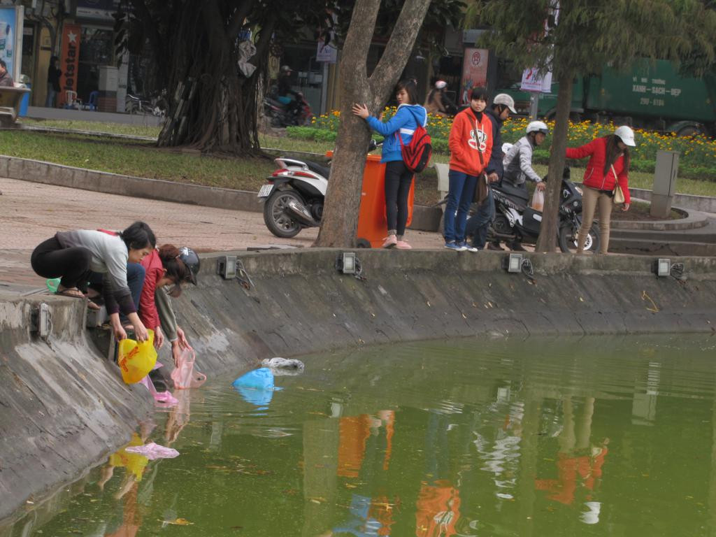 Cách đây mấy tháng, Hồ Gươm vừa được nạo vét, tuy nhiên, cứ đến dịp ông Táo thì nước hồ lại bị ô nhiễm bởi túi ni lon, cá chết và tro vàng mã