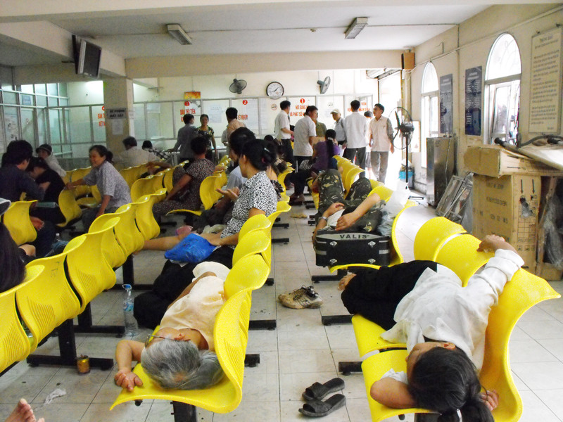 Ảnh chụp tại bệnh viện K chiều 16-9. Nhiều người khác cũng ngủ vì chưa đến giờ làm vệc. (Ảnh chụp tại bệnh viện K chiều 16-9)