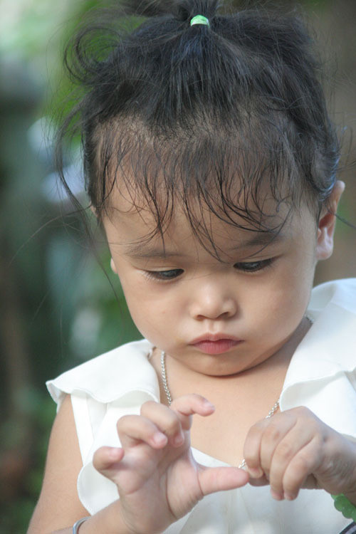 Bé Cát Tường 3 tuổi, được sư cô nuôi từ khi mới lọt lòng. Mẹ Cát Tường xuống Bà Rịa làm mướn, lỡ có bầu mà không thể nuôi. Cát Tường rất lanh lợi, thông minh, bé nói líu lo suốt ngày. Bé có khiếu về ngôn ngữ