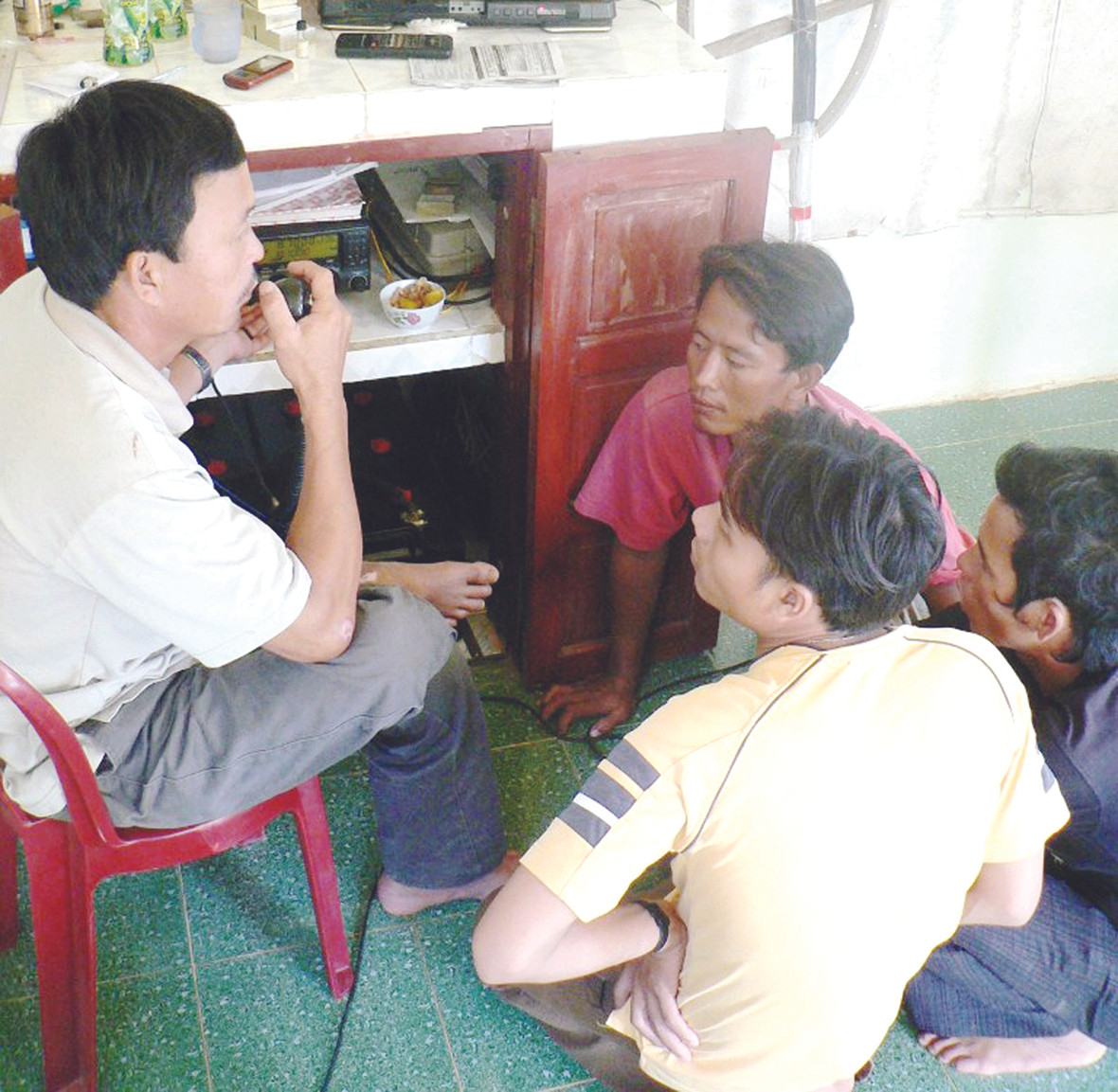 Đài trực canh với thiết bị Icom tại Bình Sơn, Quảng Ngãi. Ảnh: Nguyễn Huy