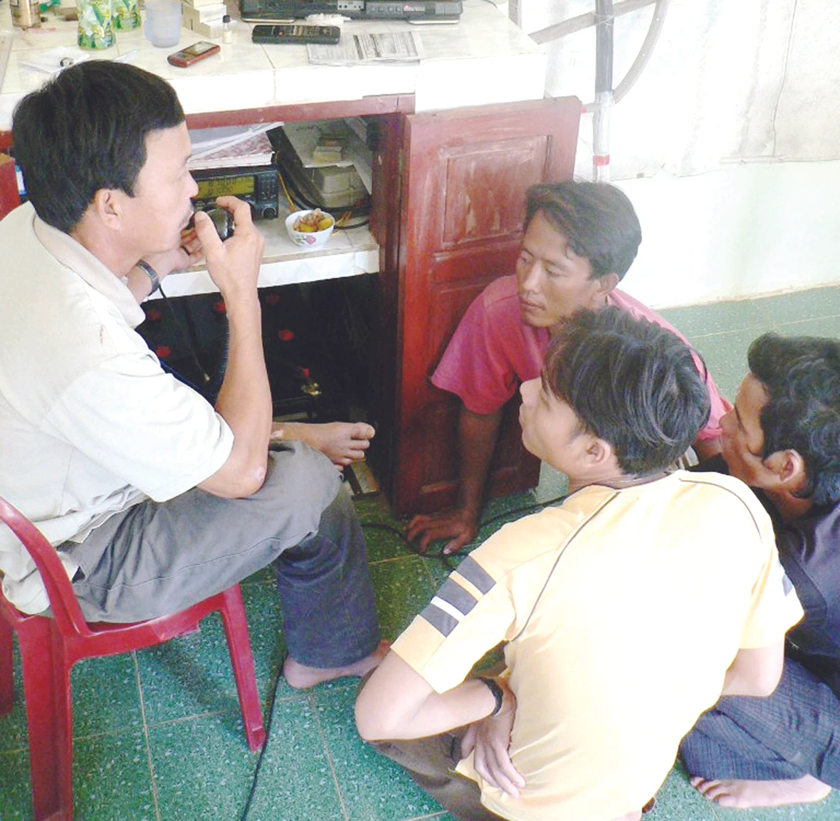 Đài trực canh với thiết bị Icom tại Bình Sơn, Quảng Ngãi. Ảnh: Nguyễn Huy