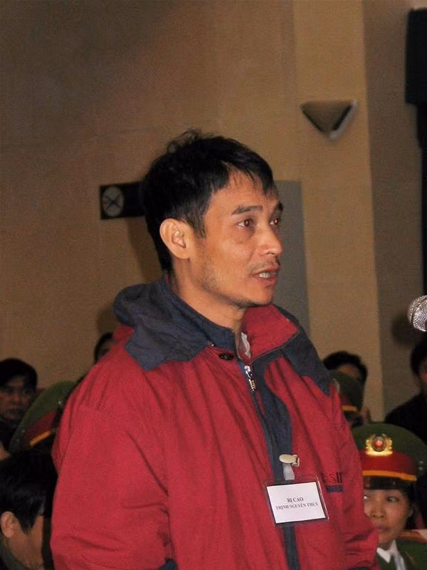 Trịnh Nguyên Thuỷ trả lời các câu hỏi của HĐXX. (Ảnh: Công Minh)