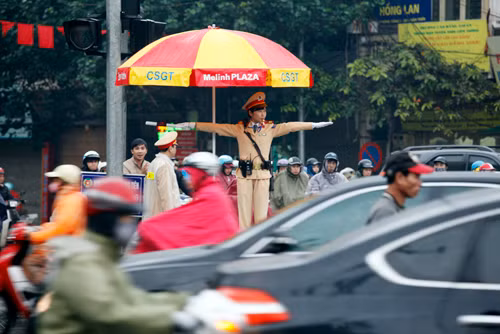 Thượng sĩ Nguyễn Phương Chi - Đội Cảnh sát Giao thông số 3 điều tiết giao thông tại Ngã năm ô Chợ Dừa. Ảnh: Xuân Phú.