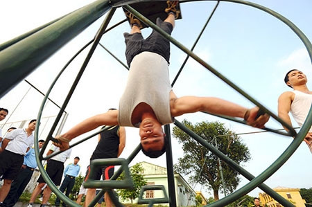 Mỗi ngày các phi công phải tập 1,5 giờ bài tập thể dục hàng không . Mỗi ngày các phi công phải tập 1,5 giờ bài tập thể dục hàng không