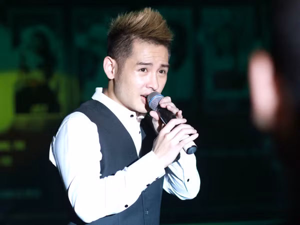 Xuất hiện với hình ảnh lịch lãm