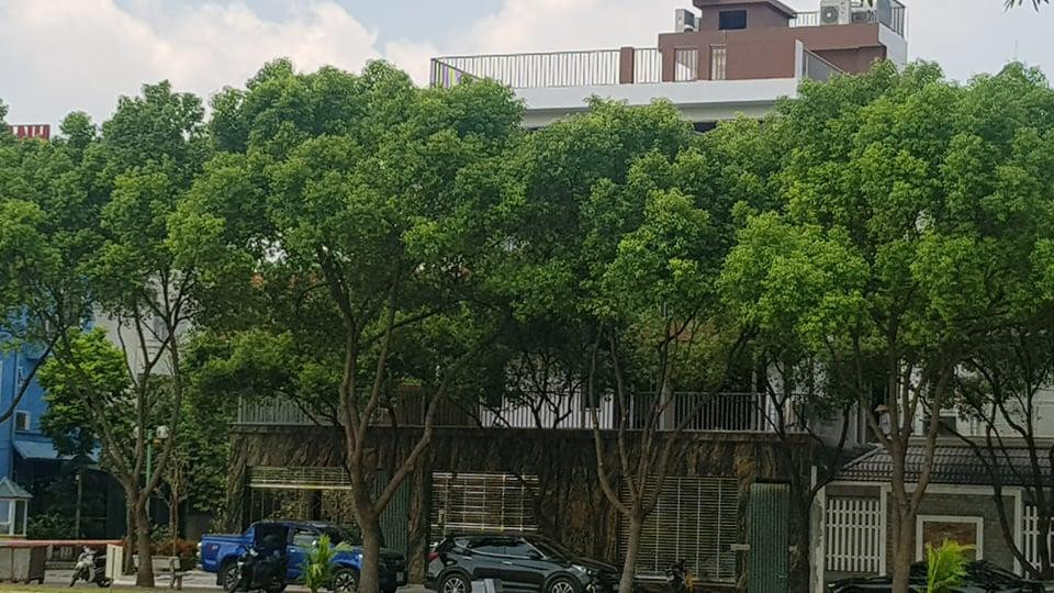 Biệt thự trong khu đô thị Việt Hưng (Long Biên, Hà Nội) xây thêm cả tầng trên nóc nhà.